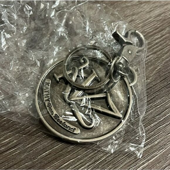 EUC Kathy Van Zeeland Metal Hangtag Keychain Bag Clip 2.5" Wide - Picture 6 of 6